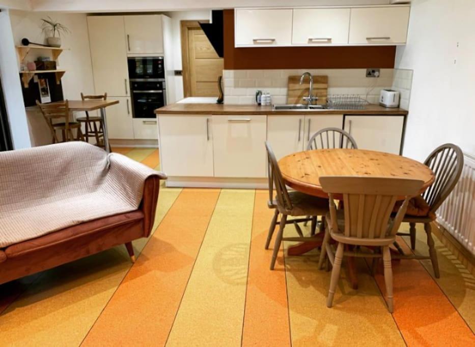Annie The Annex, A Self Contained From Fully Equipped Space With Street Parking