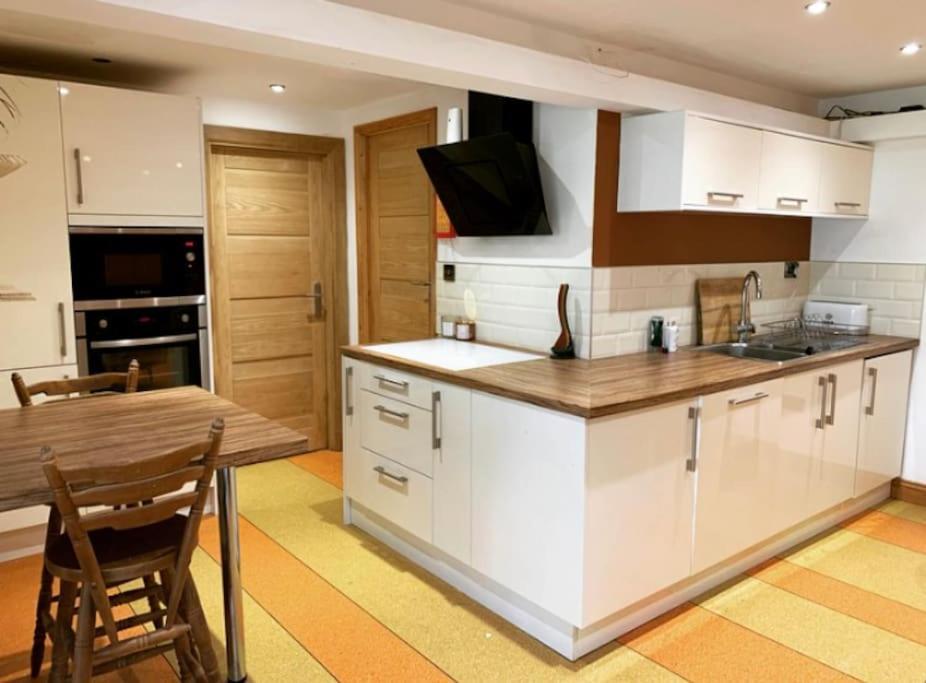 Annie The Annex, A Self Contained From Fully Equipped Space With Street Parking Ilkeston